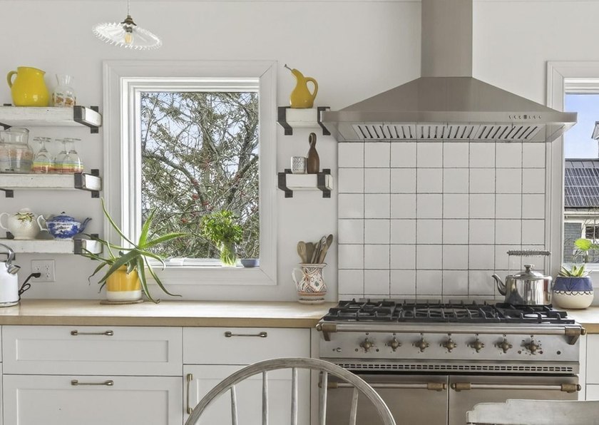 This beautiful Queen Anne style house embodies the perfect blend - photo 8
