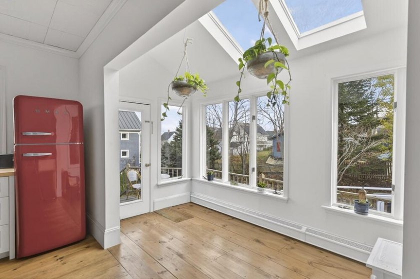 This beautiful Queen Anne style house embodies the perfect blend - photo 9