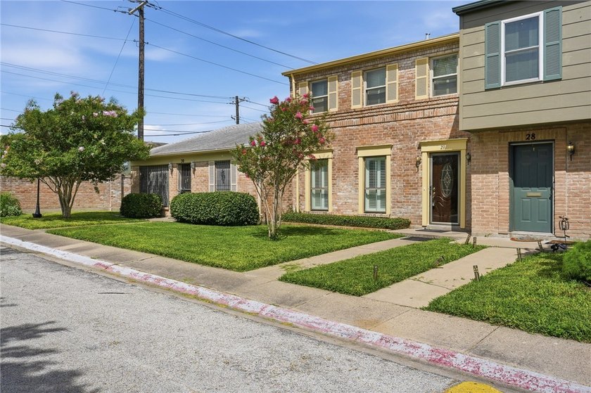 Say hello to your gorgeous new home! This stunningly updated - photo 2