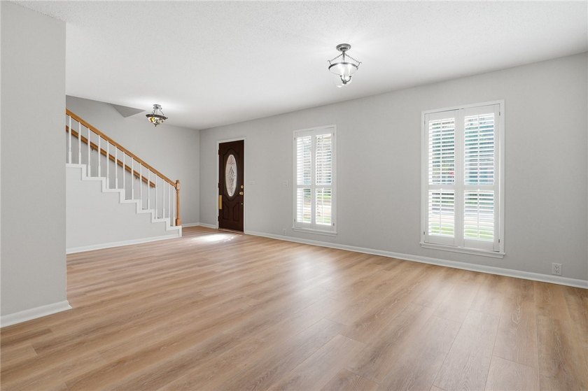 Say hello to your gorgeous new home! This stunningly updated - photo 6