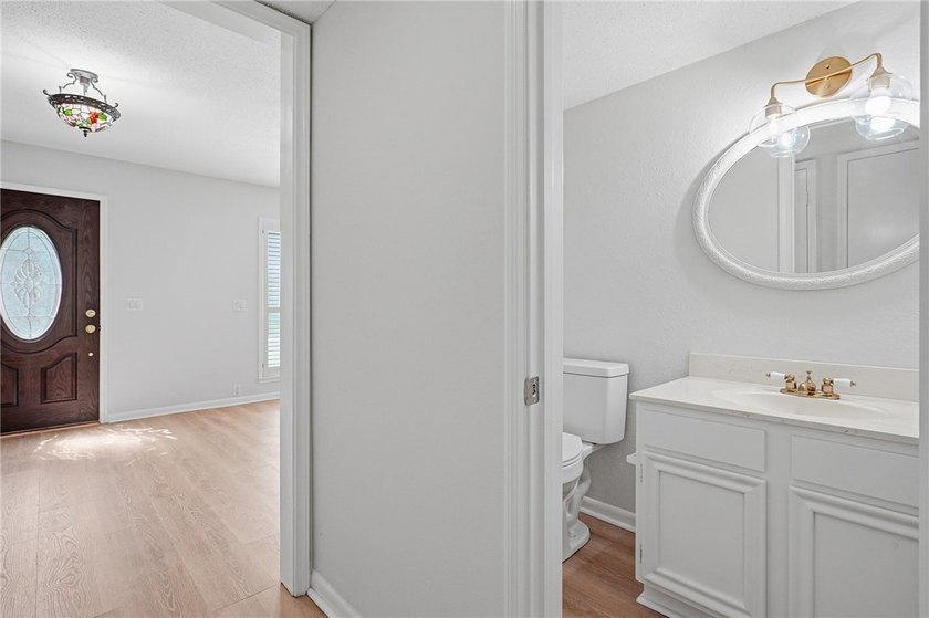 Say hello to your gorgeous new home! This stunningly updated - photo 10