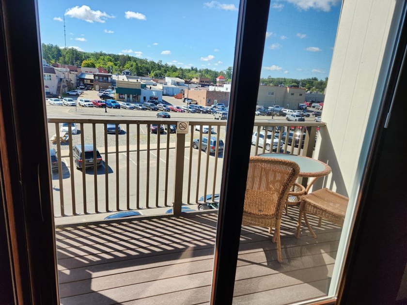 Updated 2 bedroom, 1 bathroom Chase on the Lake Condo. Being - photo 2