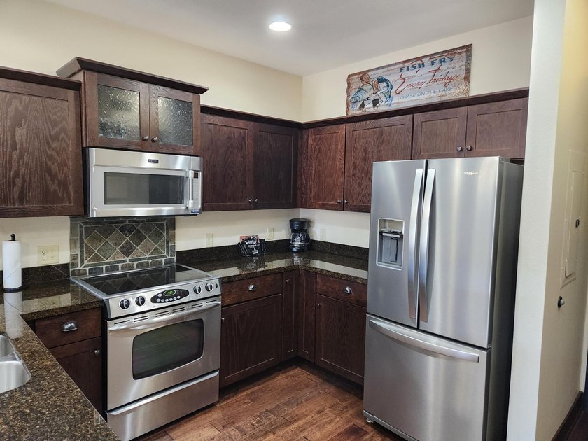 Updated 2 bedroom, 1 bathroom Chase on the Lake Condo. Being - photo 4