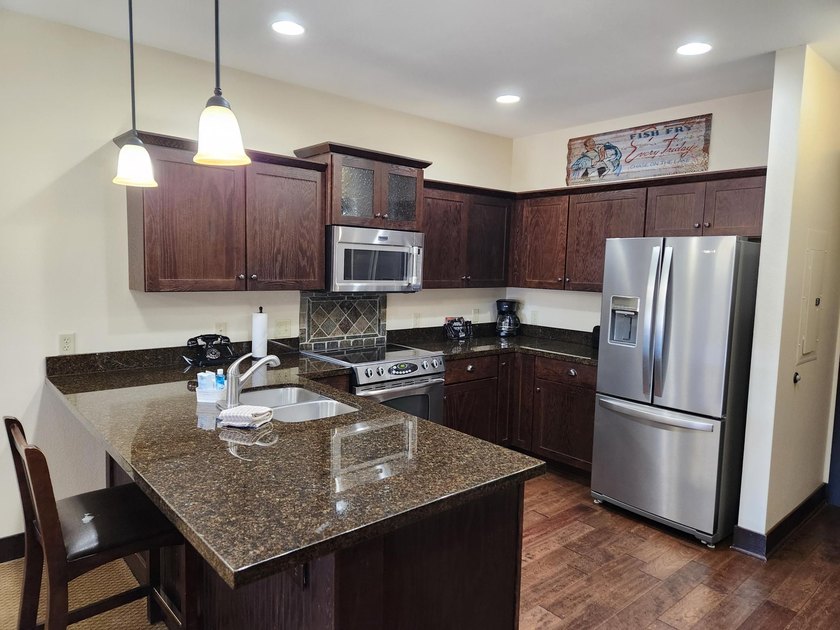 Updated 2 bedroom, 1 bathroom Chase on the Lake Condo. Being - photo 5