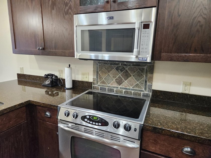 Updated 2 bedroom, 1 bathroom Chase on the Lake Condo. Being - photo 6