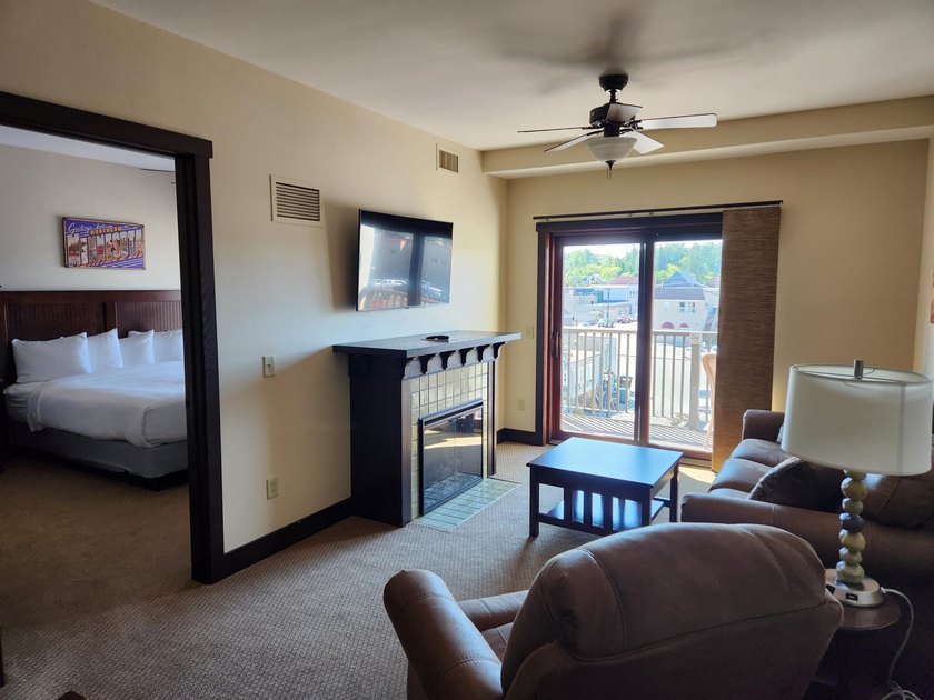 Updated 2 bedroom, 1 bathroom Chase on the Lake Condo. Being - photo 8
