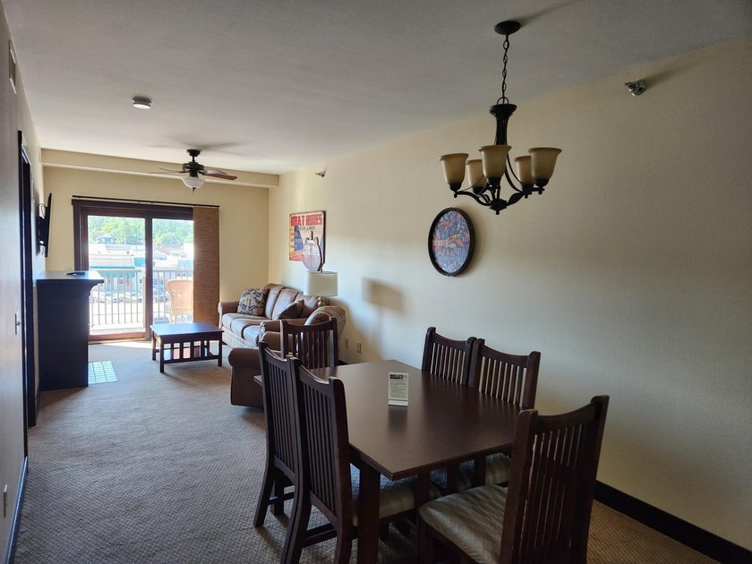 Updated 2 bedroom, 1 bathroom Chase on the Lake Condo. Being - photo 10