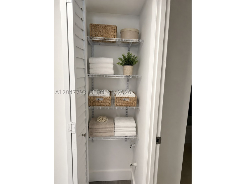 Beautifully Updated 1 Bed / 1.5 Bath Apartment in Aventura - photo 11