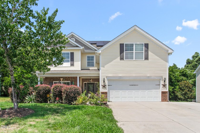 This beautifully maintained 5-bedroom, 3-full bathroom home - photo 2