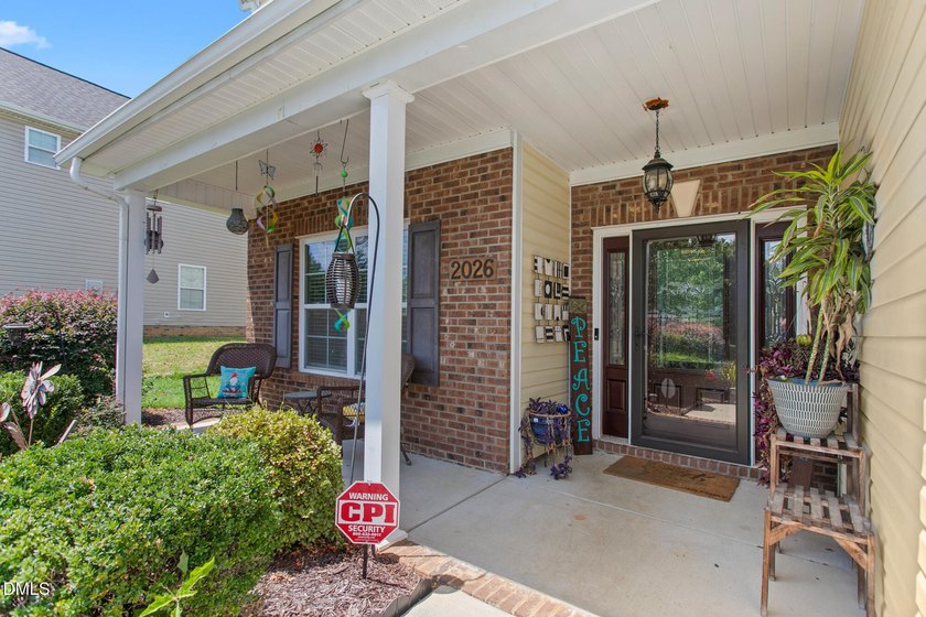 This beautifully maintained 5-bedroom, 3-full bathroom home - photo 3