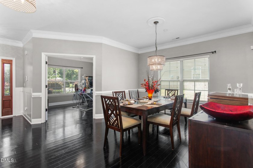 This beautifully maintained 5-bedroom, 3-full bathroom home - photo 6