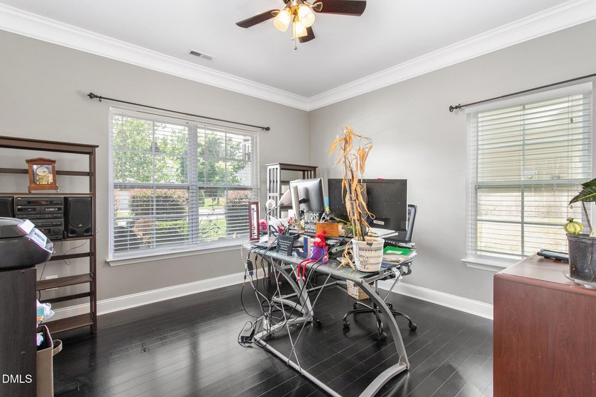 This beautifully maintained 5-bedroom, 3-full bathroom home - photo 7