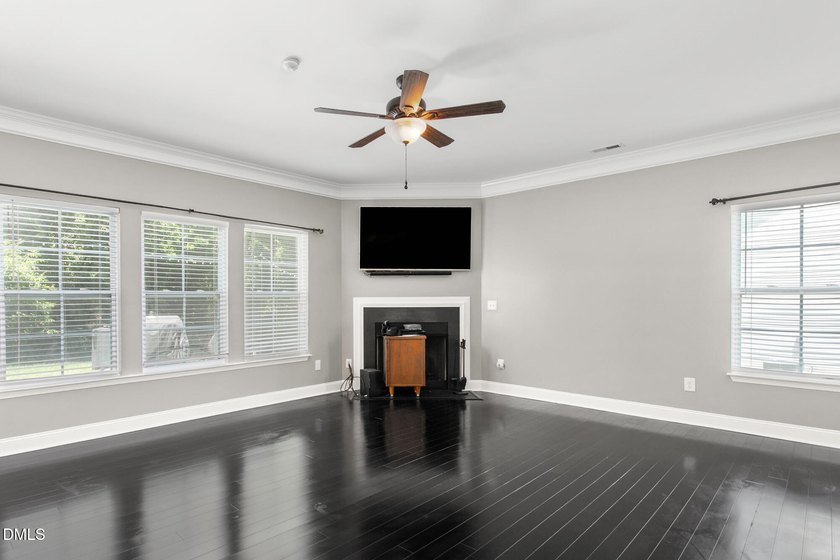This beautifully maintained 5-bedroom, 3-full bathroom home - photo 8