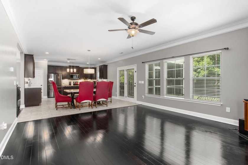 This beautifully maintained 5-bedroom, 3-full bathroom home - photo 10