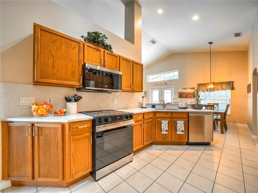 Welcome to this spacious 4-bedroom, 2-bath single-family home - photo 13