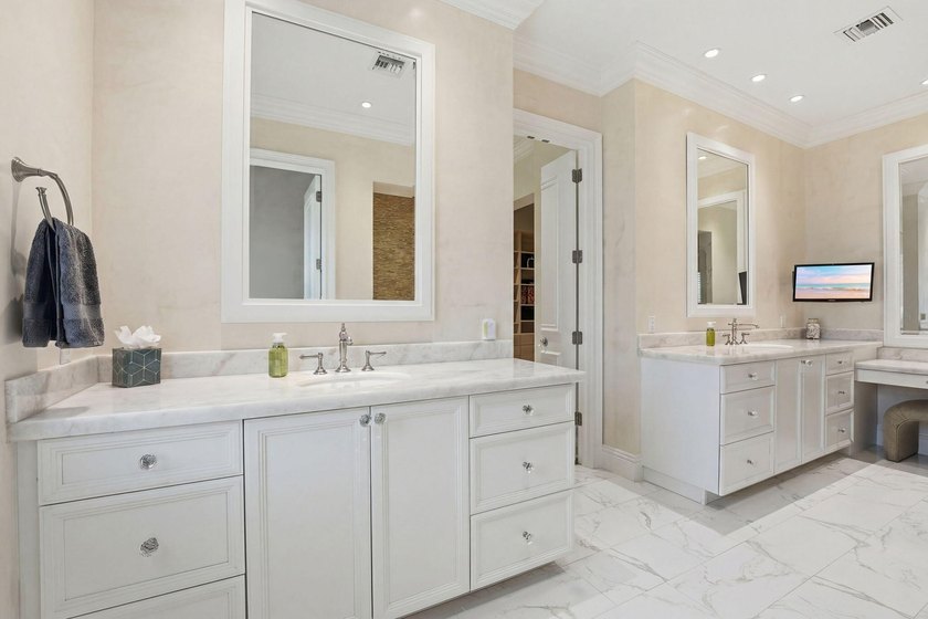 Set along one of Delaire Country Club's most coveted double - photo 40