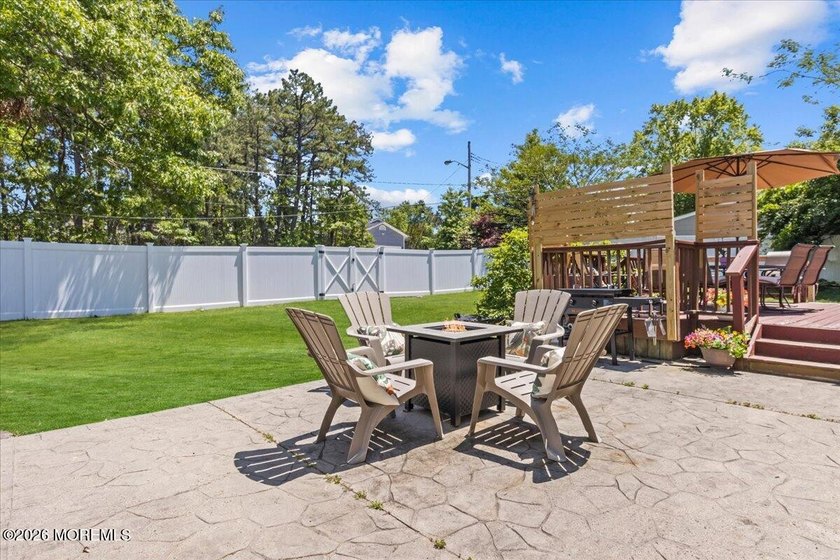 Welcome to this beautifully maintained 4-bedroom, 2-bath ranch - photo 41