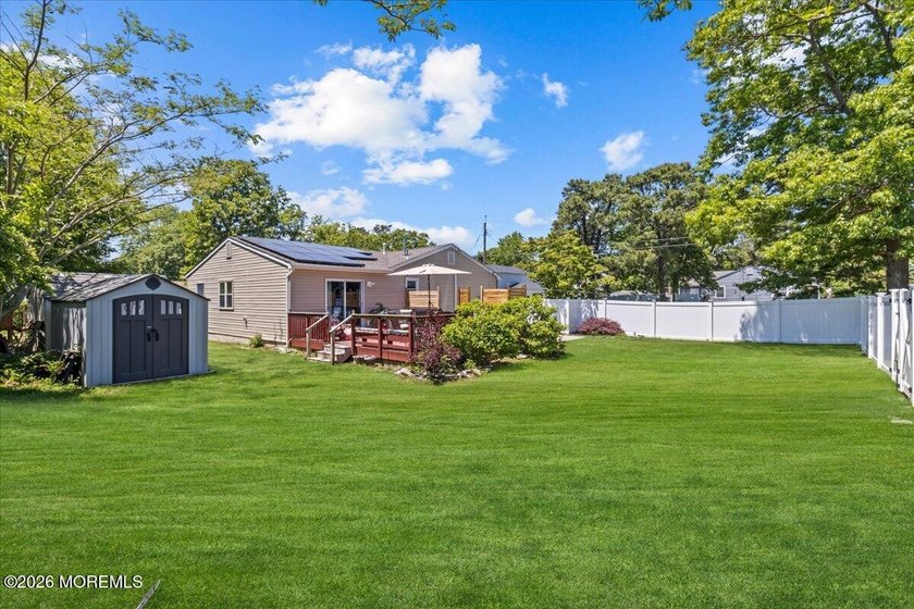 Welcome to this beautifully maintained 4-bedroom, 2-bath ranch - photo 42