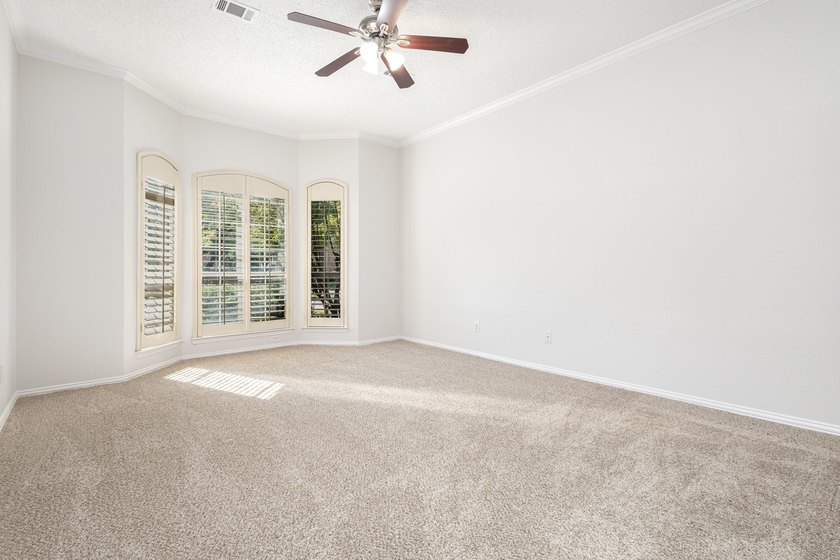 Incredible 5 bedroom, 3.5 bath in Lakes of Coppell. Sparkling - photo 6