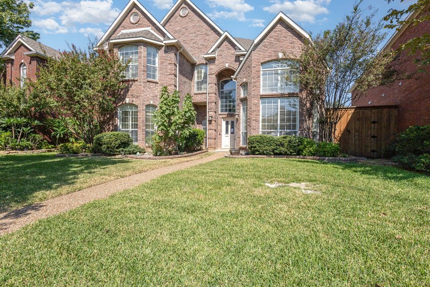 Incredible 5 bedroom, 3.5 bath in Lakes of Coppell. Sparkling - photo 8