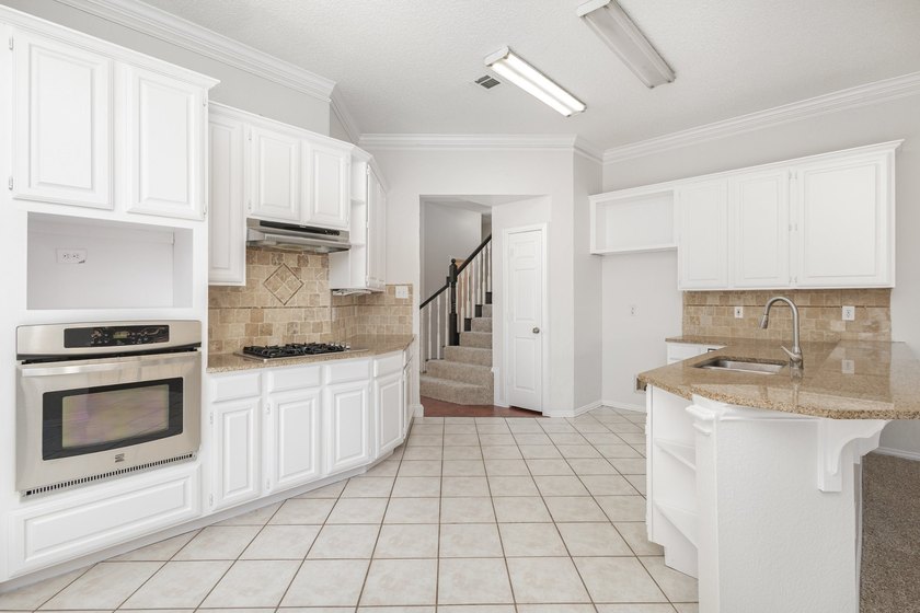 Incredible 5 bedroom, 3.5 bath in Lakes of Coppell. Sparkling - photo 10