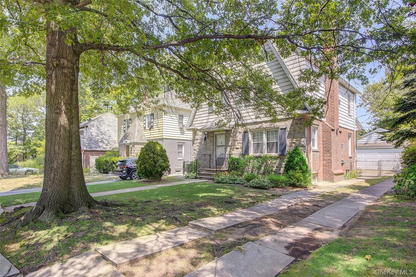 Welcome to this rare Bayside Hills opportunity! Situated on a - photo 2
