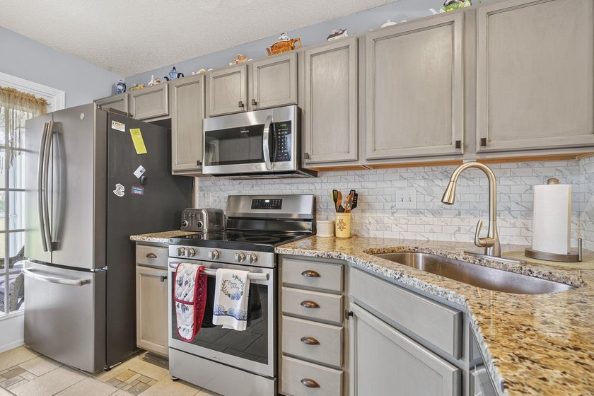 Welcome to this beautifully maintained 3-bedroom, 2.5-bath - photo 11