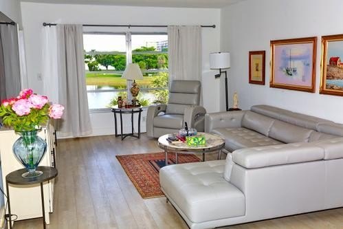 Beautifully well maintained condo by the owners. Great location - photo 12