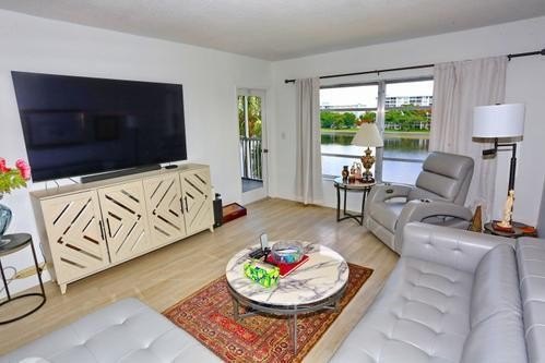 Beautifully well maintained condo by the owners. Great location - photo 13