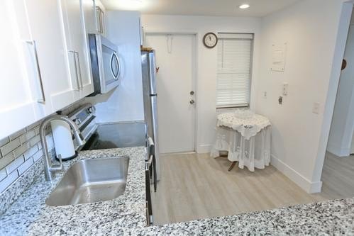 Beautifully well maintained condo by the owners. Great location - photo 17