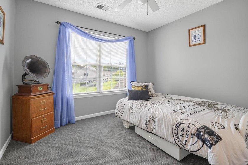Welcome to this beautifully maintained 3-bedroom, 2.5-bath - photo 18