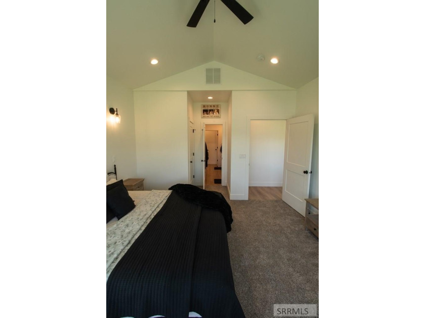 Don't miss out on this beautiful, nearly new, recently vacated - photo 18