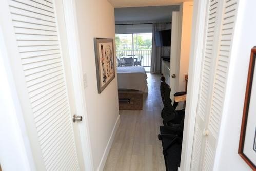 Beautifully well maintained condo by the owners. Great location - photo 20