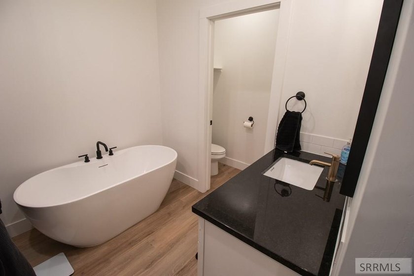Don't miss out on this beautiful, nearly new, recently vacated - photo 21
