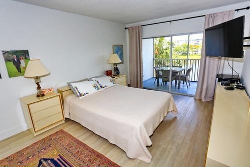 Beautifully well maintained condo by the owners. Great location - photo 22