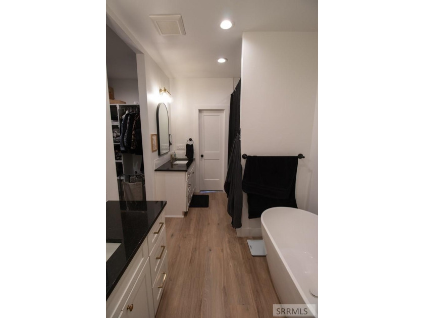 Don't miss out on this beautiful, nearly new, recently vacated - photo 22