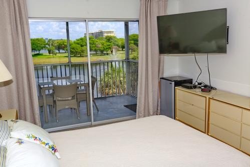 Beautifully well maintained condo by the owners. Great location - photo 23