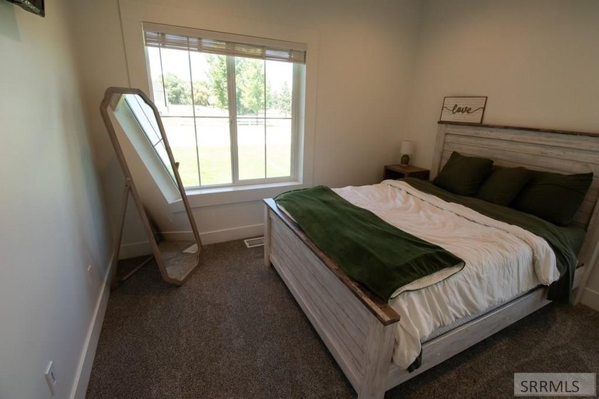 Don't miss out on this beautiful, nearly new, recently vacated - photo 26