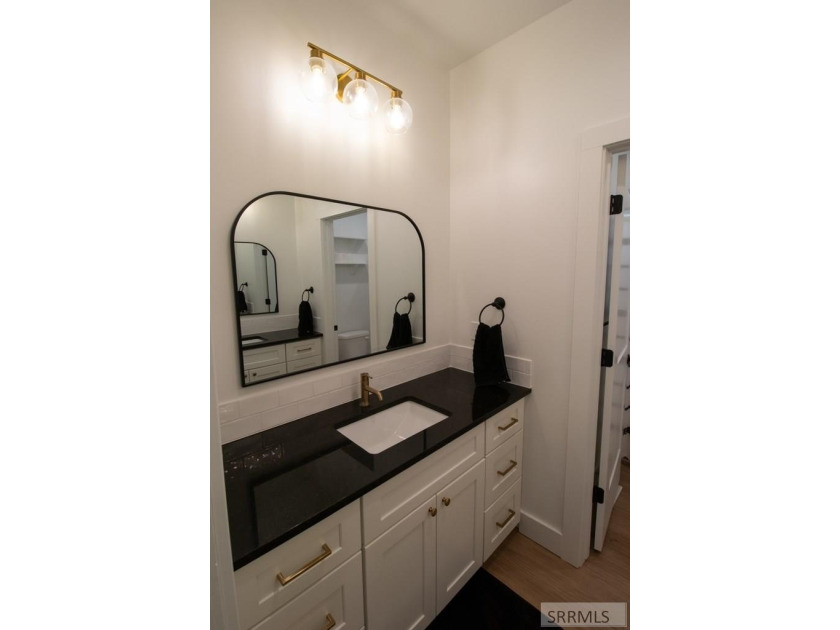 Don't miss out on this beautiful, nearly new, recently vacated - photo 30