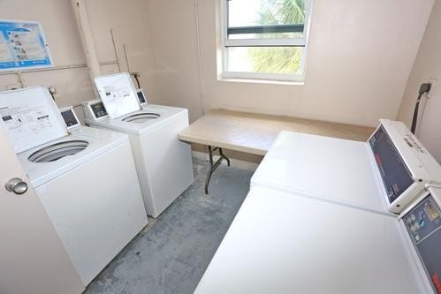Beautifully well maintained condo by the owners. Great location - photo 31