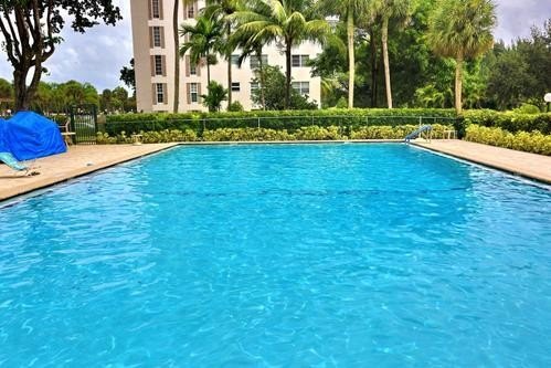 Beautifully well maintained condo by the owners. Great location - photo 32