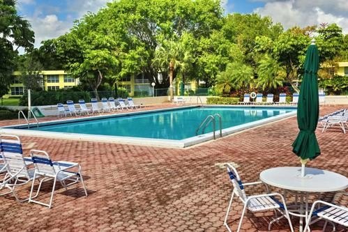 Beautifully well maintained condo by the owners. Great location - photo 33