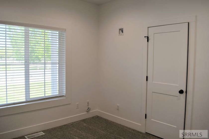 Don't miss out on this beautiful, nearly new, recently vacated - photo 33