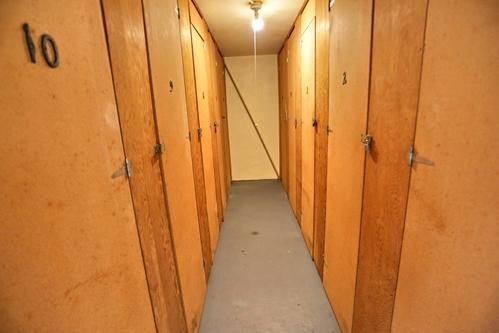 Beautifully well maintained condo by the owners. Great location - photo 34