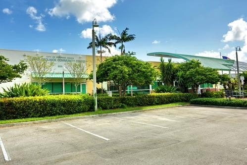 Beautifully well maintained condo by the owners. Great location - photo 41