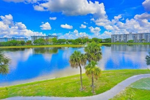 Beautifully well maintained condo by the owners. Great location - photo 42