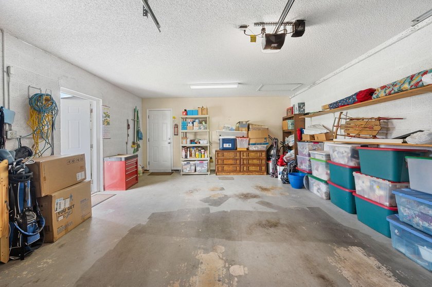 Move-in ready 2BR/2BA villa featuring a rare oversized 1.5-car - photo 23