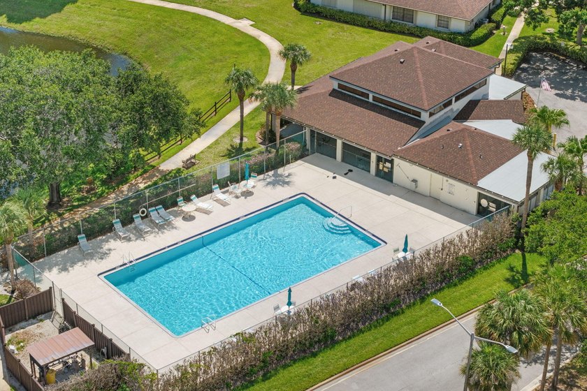 Move-in ready 2BR/2BA villa featuring a rare oversized 1.5-car - photo 29