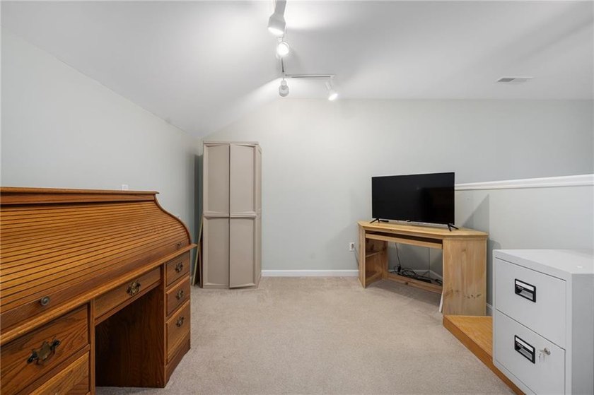 We invite you to explore this expansive end-unit - photo 31
