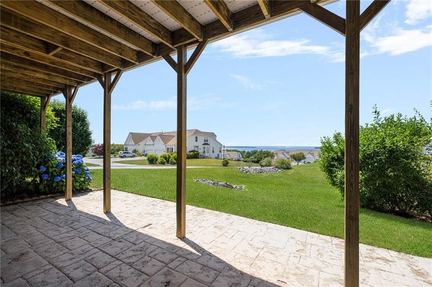 We invite you to explore this expansive end-unit - photo 41